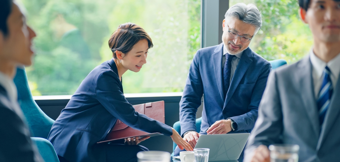 女性が男性に提案している様子